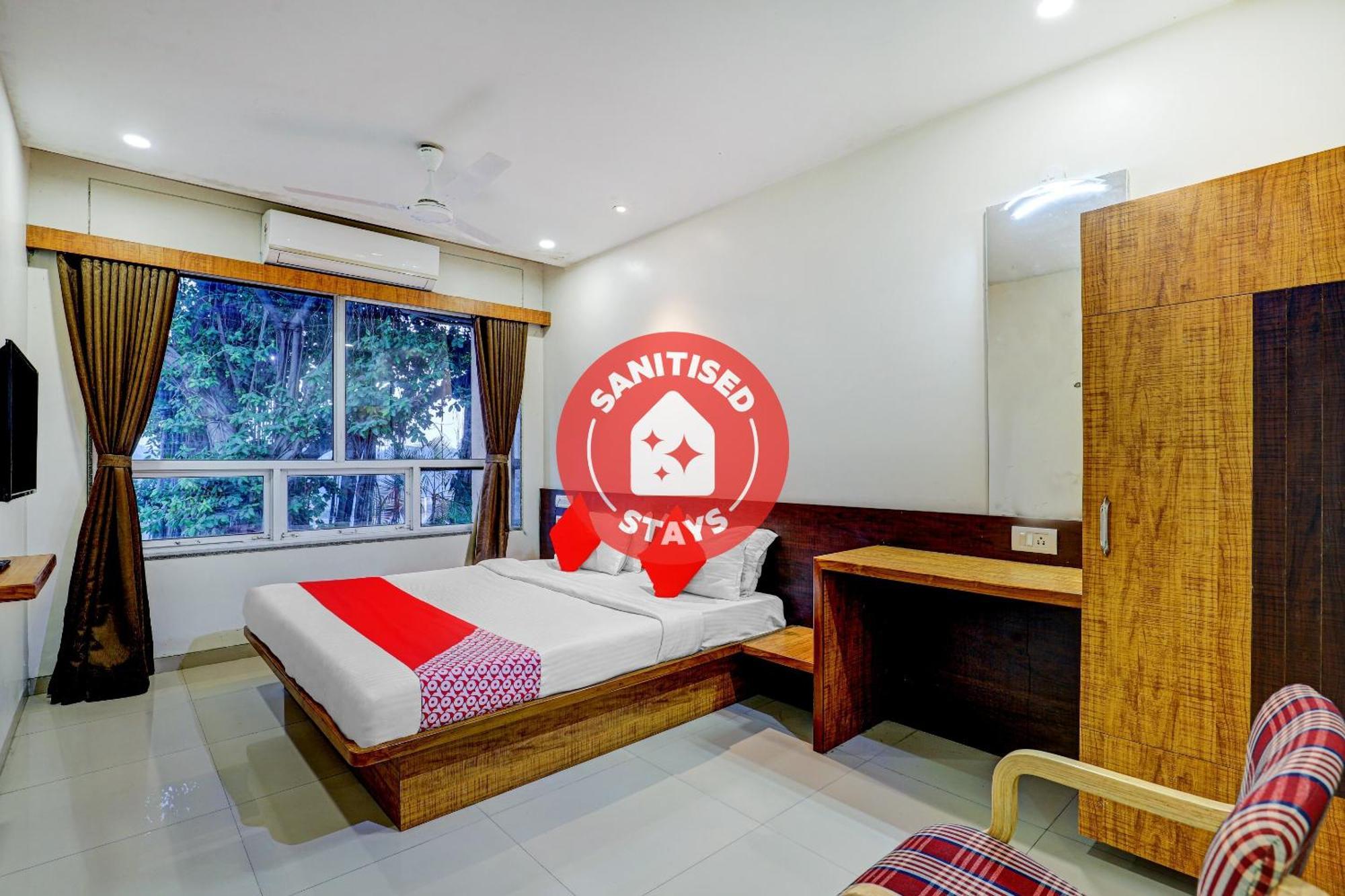 Oyo 77491 Hotel Shreenath Valsad Exterior photo
